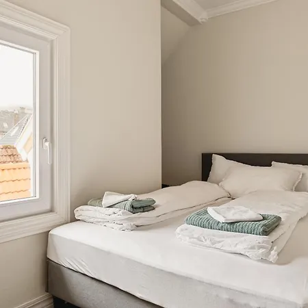 아파트 Fit For Two Families! 8 Bedrooms! 2 Bathrooms! 베르겐