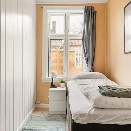 Apartment Fit For Two Families! 8 Bedrooms! 2 Bathrooms! Bergen