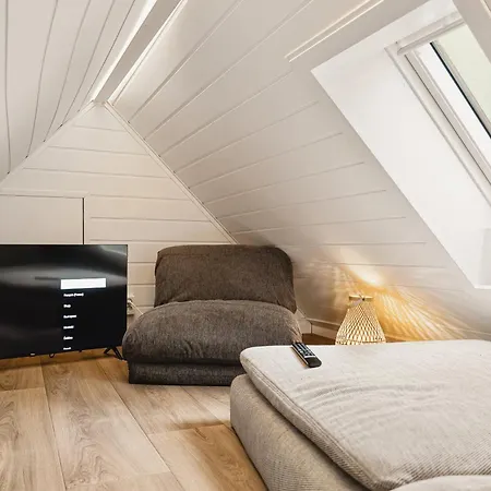 Fit For Two Families! 8 Bedrooms! 2 Bathrooms! * Bergen