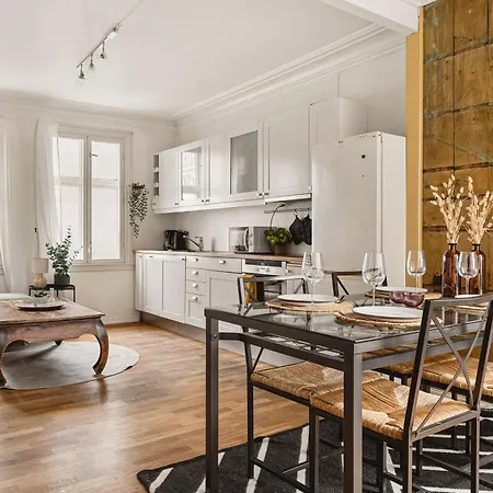 Fit For Two Families! 8 Bedrooms! 2 Bathrooms! Апартаменты