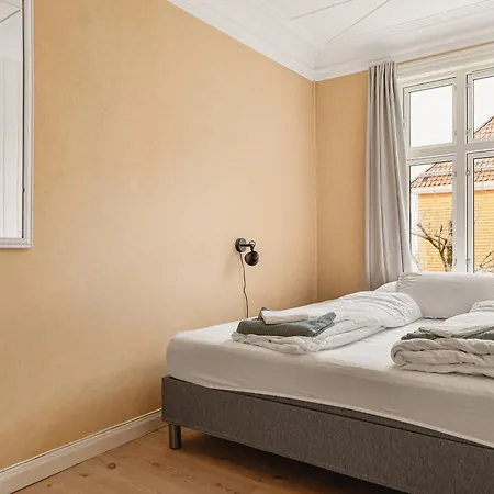 Fit For Two Families! 8 Bedrooms! 2 Bathrooms! Apartment