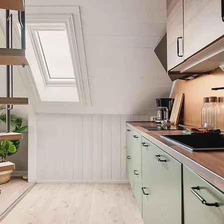 Apartment Fit For Two Families! 8 Bedrooms! 2 Bathrooms! Bergen