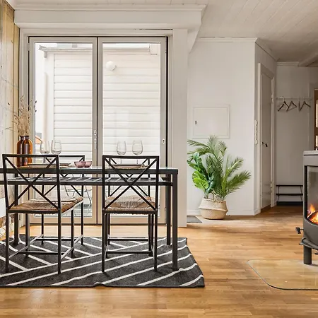 Fit For Two Families! 8 Bedrooms! 2 Bathrooms! *