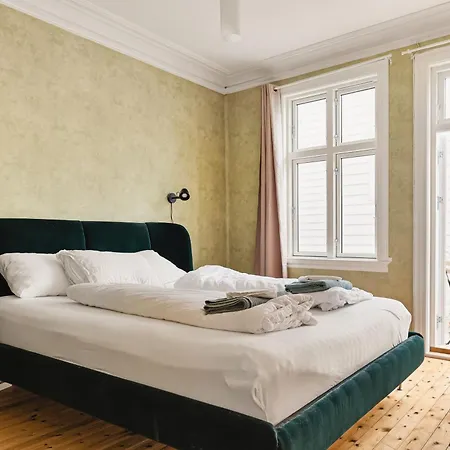 Fit For Two Families! 8 Bedrooms! 2 Bathrooms! Apartment *