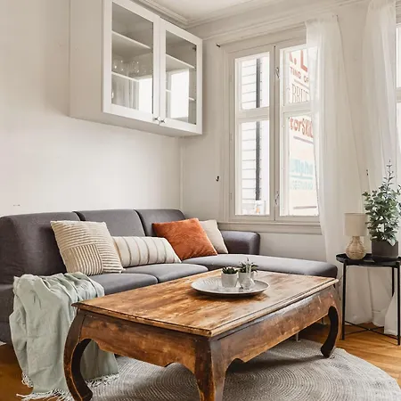 Fit For Two Families! 8 Bedrooms! 2 Bathrooms! * Bergen