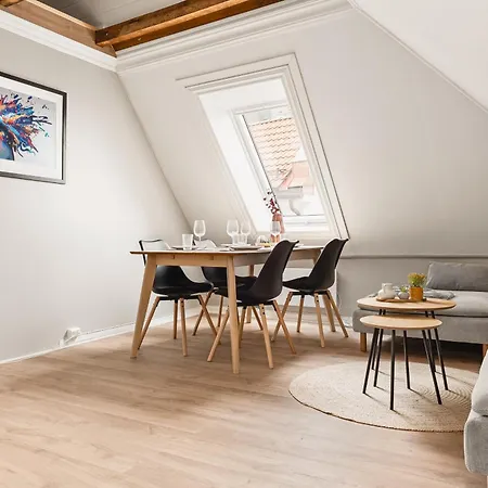 Apartment Fit For Two Families! 8 Bedrooms! 2 Bathrooms! Bergen